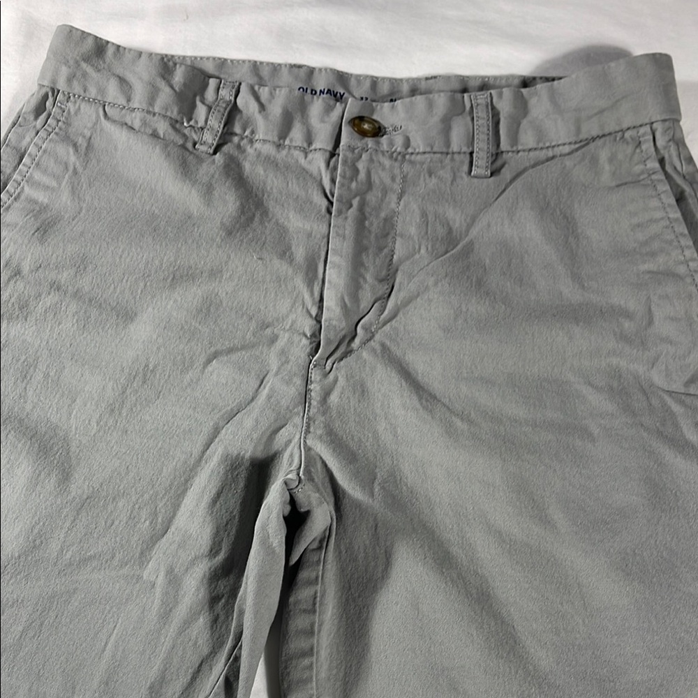 Old Navy mens grey basic Slim flat front 7.5" inseam chino shorts - size 32